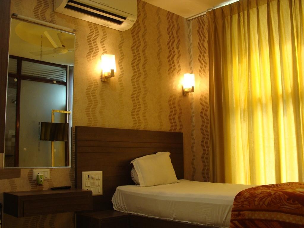 Tulsi Motel Nadiād Exterior foto